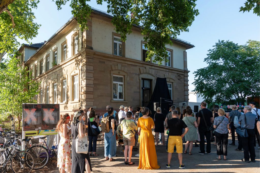 Außenansicht des Anundo Hafen Ateliers mit Menschen davor