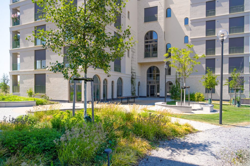 Außenansicht von Anundo Park mit Bäumen und Sitzgelegenheiten